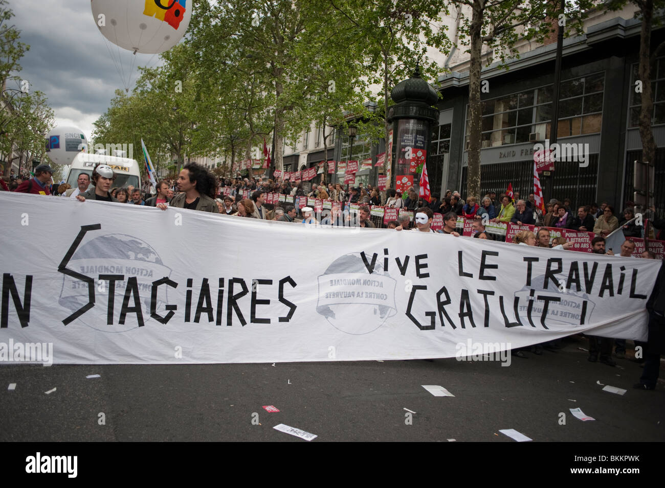 Gruppo di tirocini non retribuiti, dimostrando nel maggio 1, Labour, May Day Demonstration, Parigi, Francia, Protesta del lavoro sleale, protesta dei diritti dei lavoratori Foto Stock