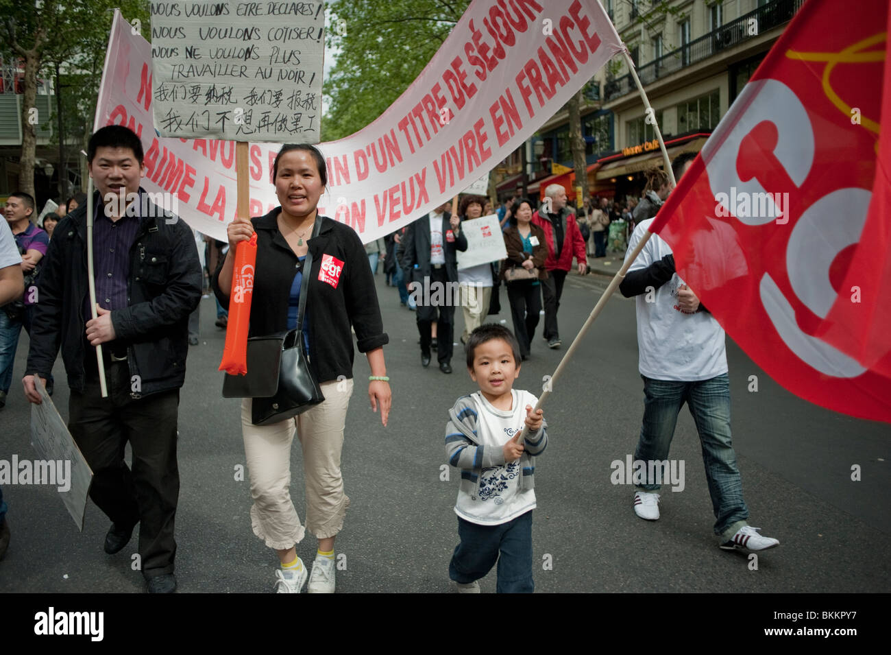 Emigranti cinesi Famiglia, proteste per i diritti dei lavoratori, dimostrazioni delle réfugiés nel maggio 1, dimostrazione del giorno di maggio, Parigi, Francia, marcia per le proteste su strada, giustizia, CGT, raduno per l'immigrazione, diritti degli immigrati, sindacati Foto Stock