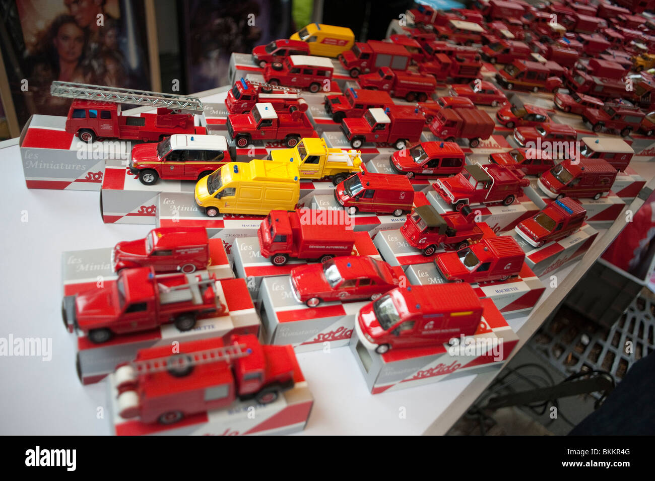 Collezione, Auto rosse, con giocattoli in metallo antico in mostra in Garage sale, Parigi, Francia Foto Stock