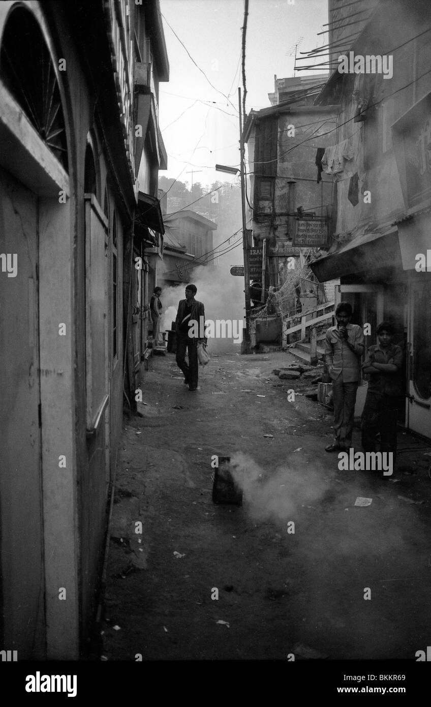 Con il sole ancora a salire, piccoli incendi riempire Sabzi Mandi, il Bazar inferiore in Shimla, con una nebbia di fumo acre Foto Stock