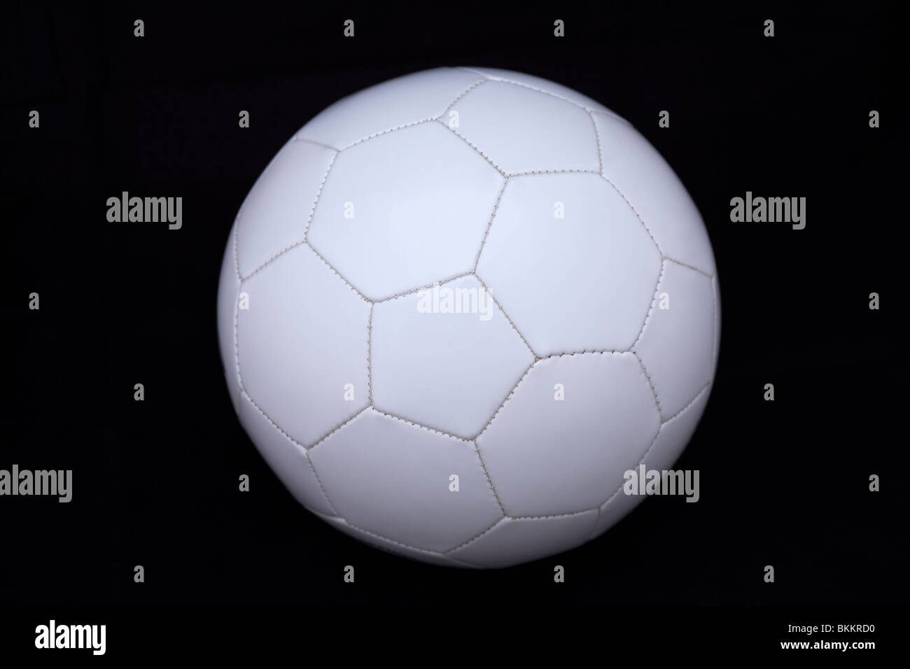 Un semplice bianco pallone da calcio. Foto Stock