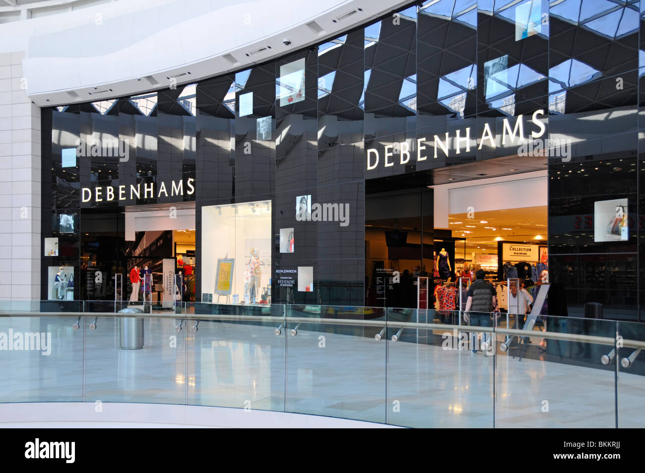 Debenhams retail business & department store in ingresso al Westfield Shopping Mall interno Shepherds Bush West London Inghilterra England Regno Unito Foto Stock
