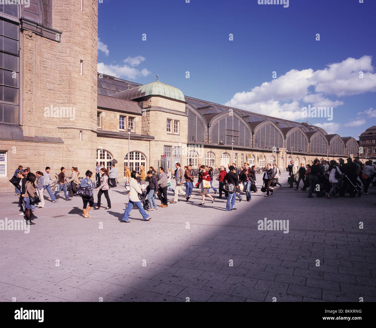 Ora di punta con le persone entrando in stazione centrale di Amburgo (Hauptbahnhof). Foto Stock