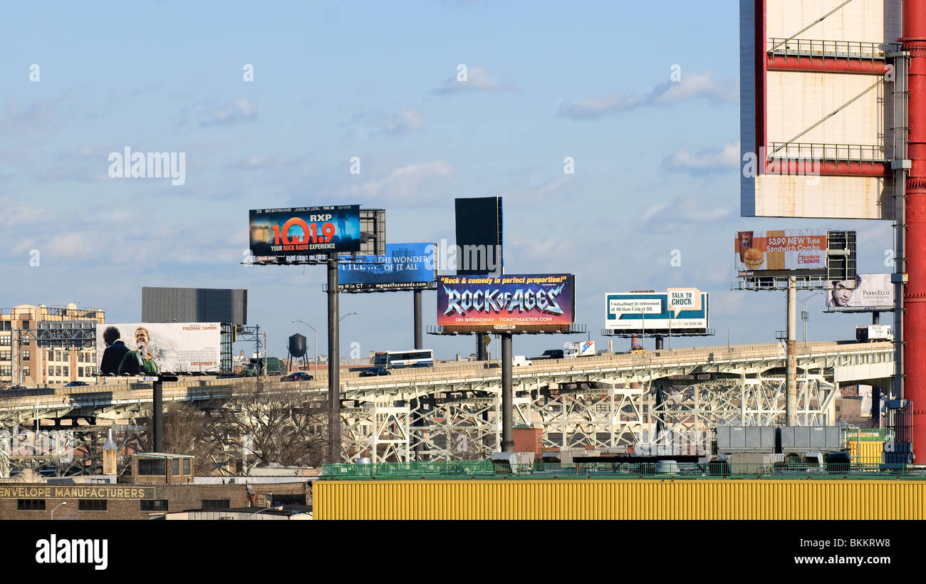 Tipico panorama americano di strade con il gigante bill-boards, Queens, a New York, Stati Uniti d'America. Foto Stock