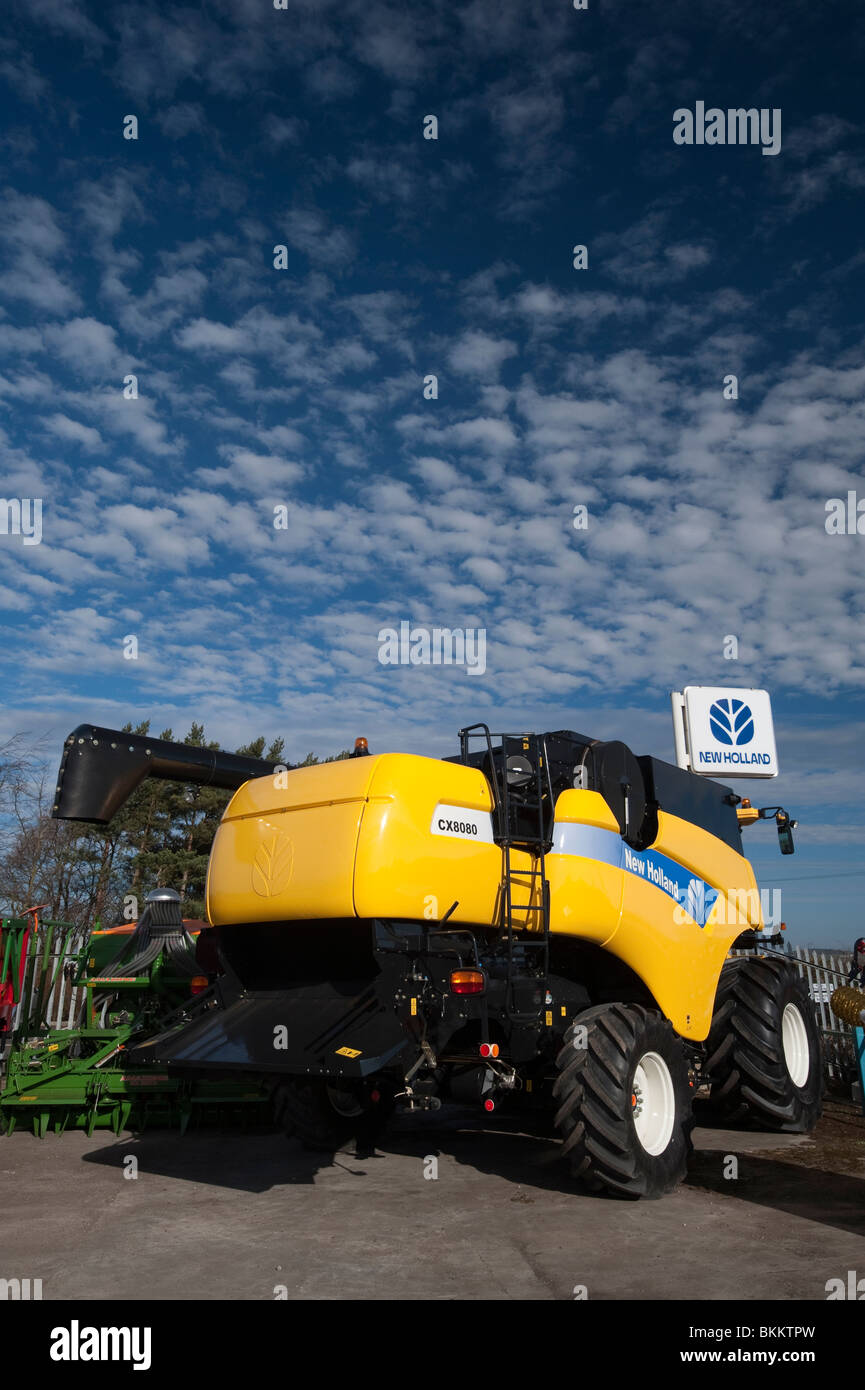 Macchine agricole - Macchine nuove in vendita presso la Lloyds Kelso Scozia - New Holland CX8080 Foto Stock
