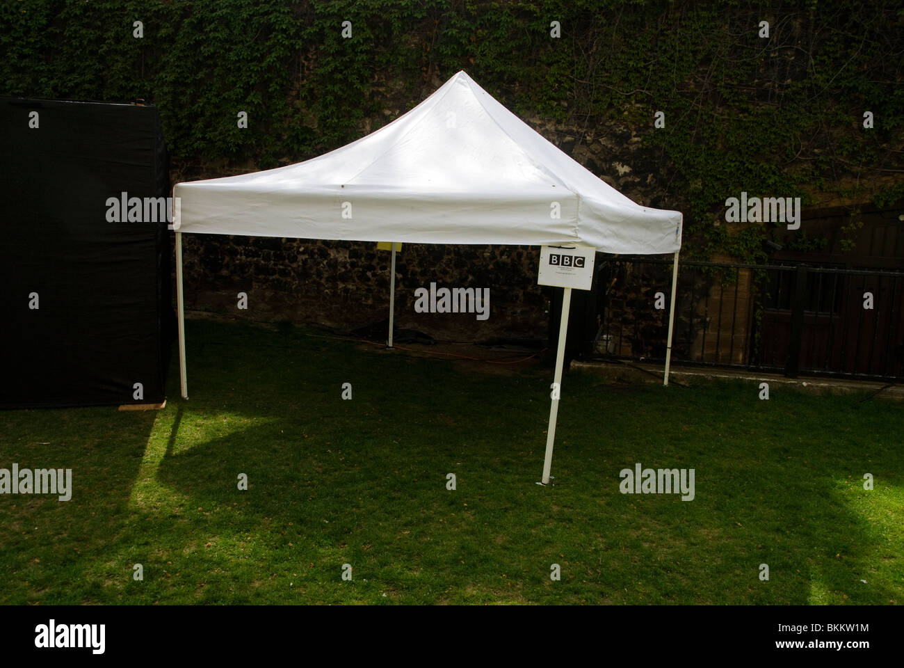 MayDay 2010. BBC tenda su College Green , in attesa di elezione copertura tv Foto Stock