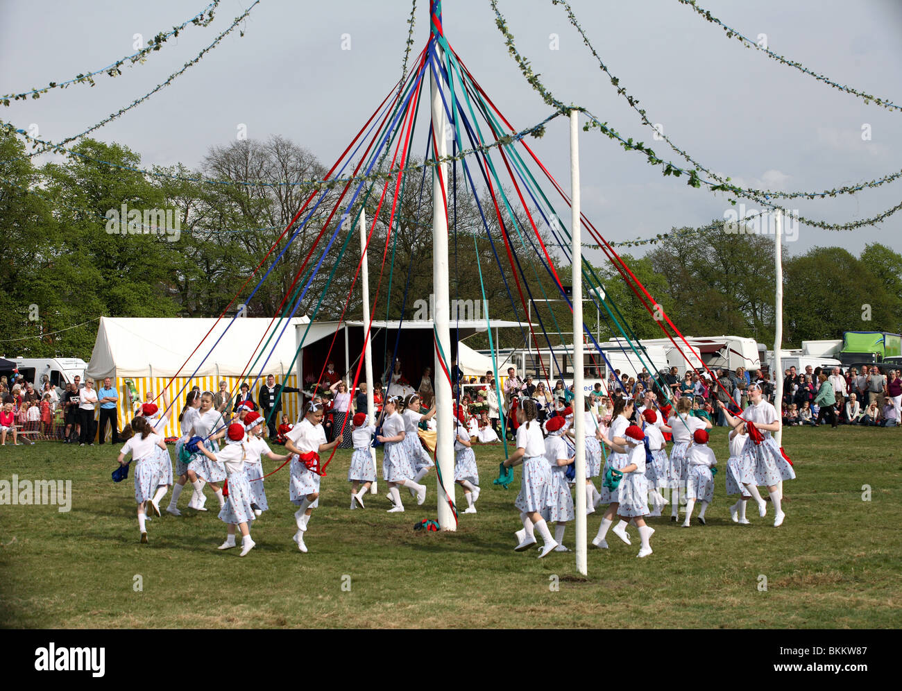 Le ragazze giovani celebrare l antica tradizione celtica di maypole dancing Foto Stock