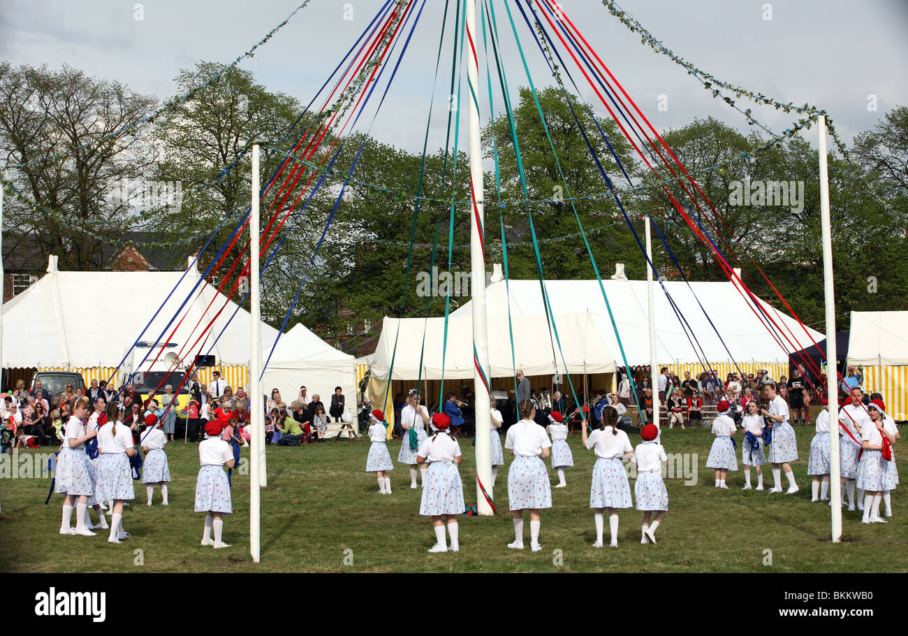 Le ragazze giovani celebrare l antica tradizione celtica di maypole dancing Foto Stock