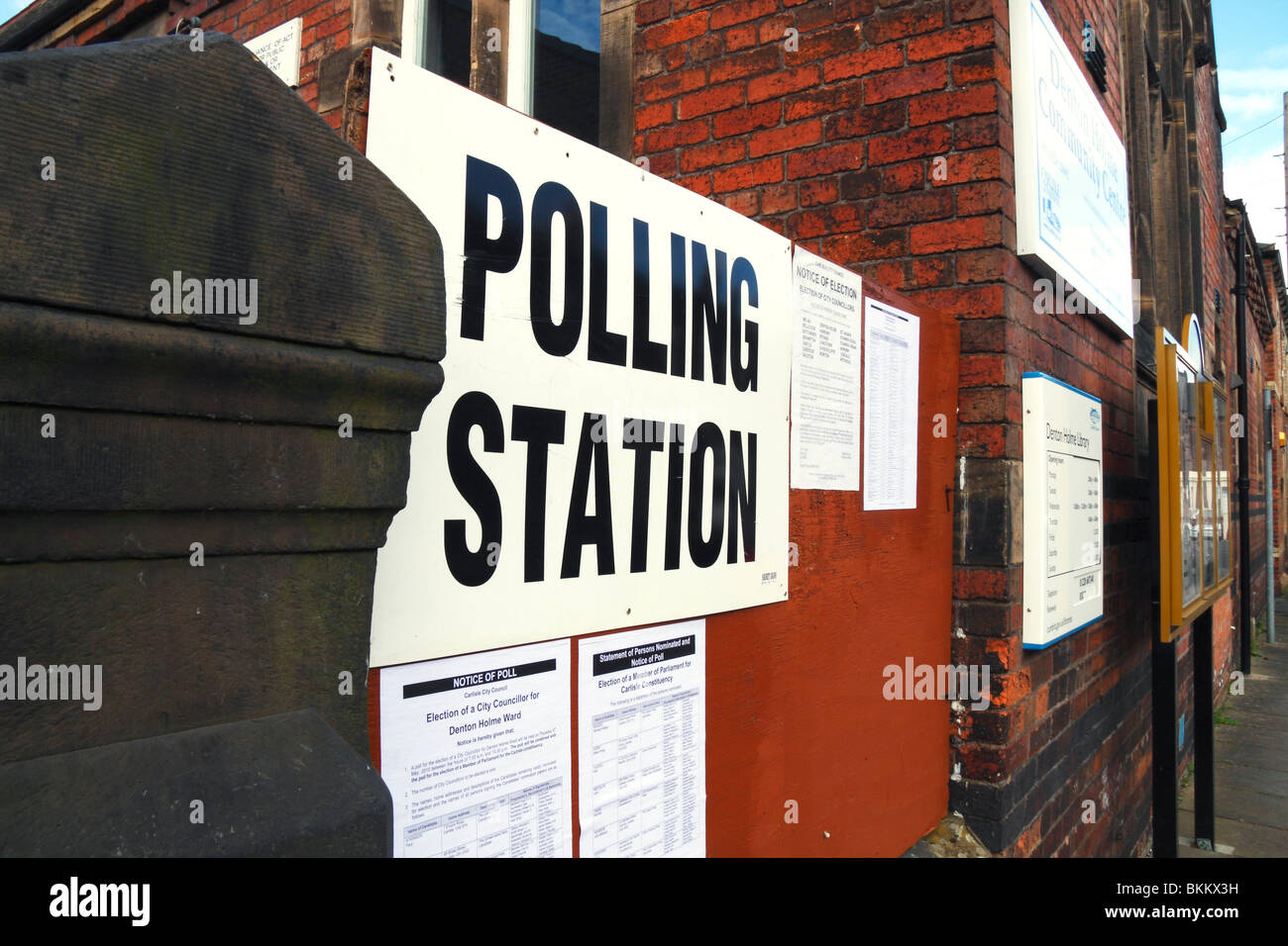 Stazione di polling segno con bandi di gara al di fuori di un centro comunitario nel Regno Unito Foto Stock
