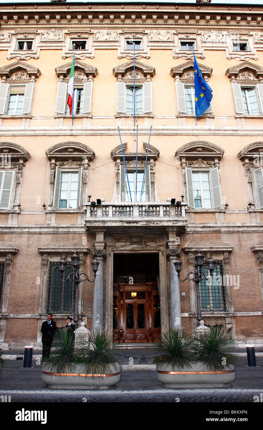 Palazzo Madama è un edificio di Roma situato in Corso Rinascimento, a pochi  metri da Piazza Navona. Attualmente ospita la It Foto stock - Alamy