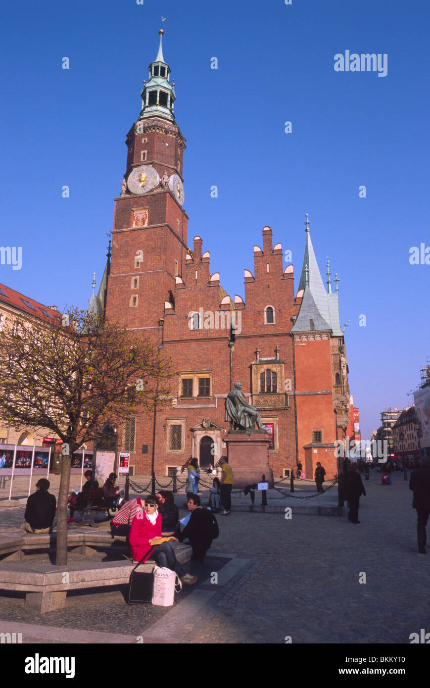 Wroclaw, Polonia, Aprile 2010 -- Municipio sul Rynek (piazza del mercato) e seduto statua di Alexander Fredro (drammaturgo polacco, Foto Stock