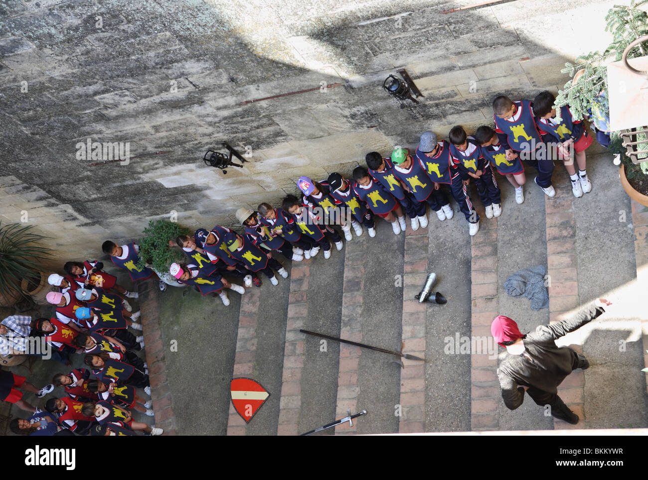 Scolari la visione di una rievocazione storica entro le mura del Castello di Almodovar del Rio in Andalusia, Spagna, Europa Foto Stock