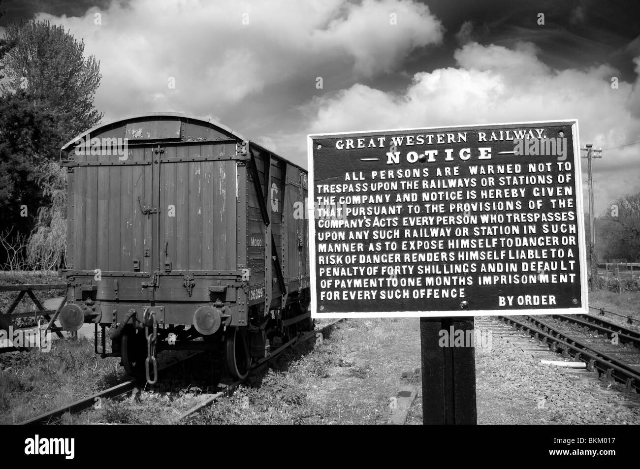GWR segno ferroviarie e carrello a Staverton stazione ferroviaria,pendolari, il pendolarismo, emissioni, Inghilterra, ambiente, terreni agricoli, campi Foto Stock