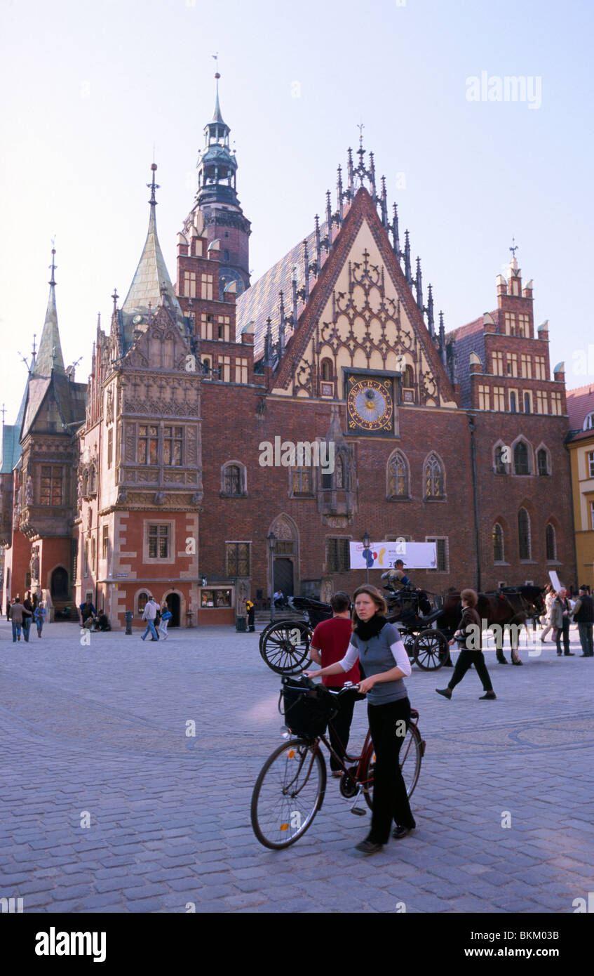 Wroclaw, Polonia, Aprile 2010 -- municipio gotico su piazza del mercato (Rynek). Foto Stock