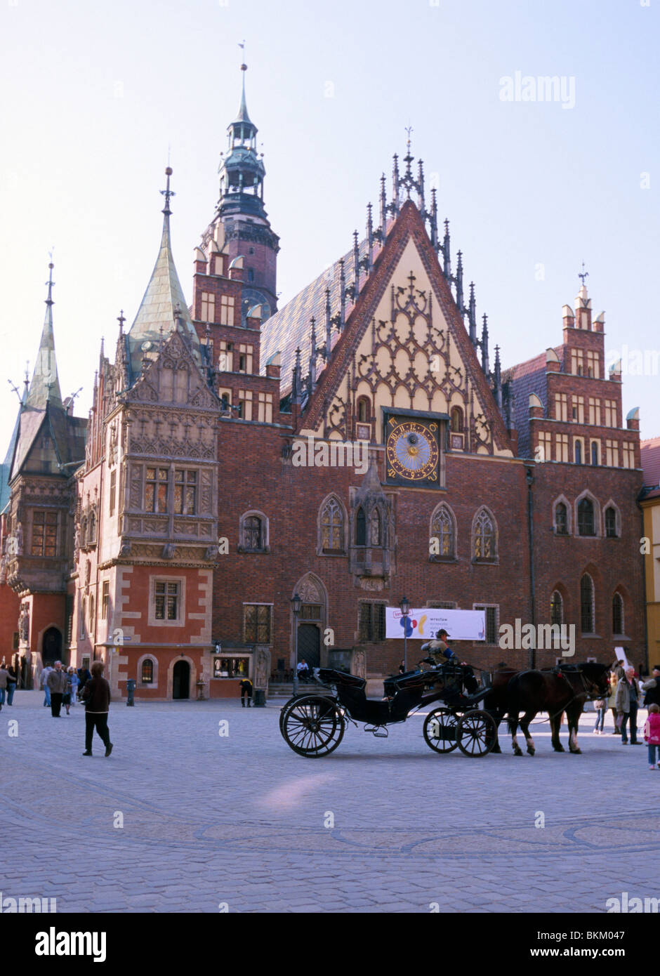 Wroclaw, Polonia, Aprile 2010 -- municipio gotico su piazza del mercato (Rynek). Foto Stock