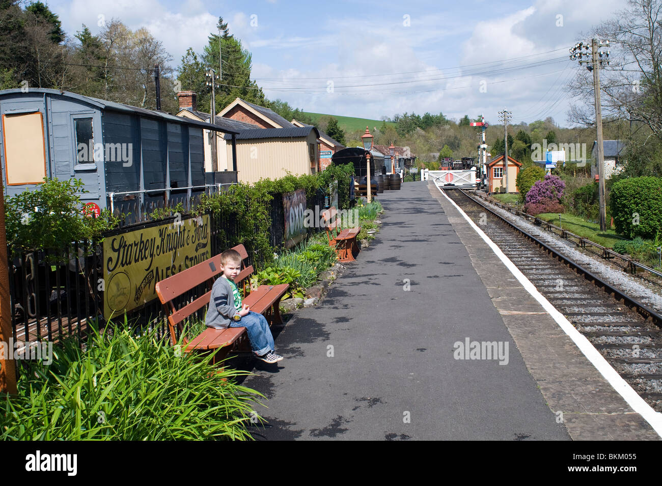 Uscire di casa giovane ragazzo a Staverton stazione ferroviaria,pendolari, il pendolarismo, emissioni, Inghilterra, l'ambiente, Foto Stock