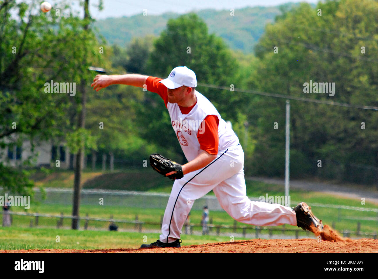 Mens league, lanciatore lancia la palla per la speranza di uno sciopero o di un out Foto Stock