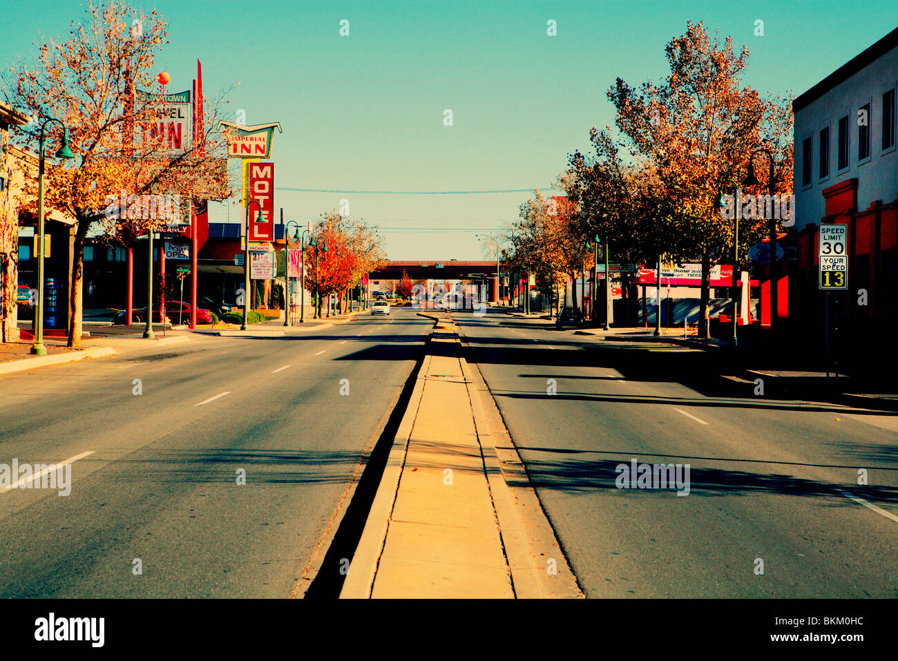 Strada principale vicino DONWTOWN Albuquerque, Nuovo Messico, Stati Uniti d'America nel tardo autunno Foto Stock