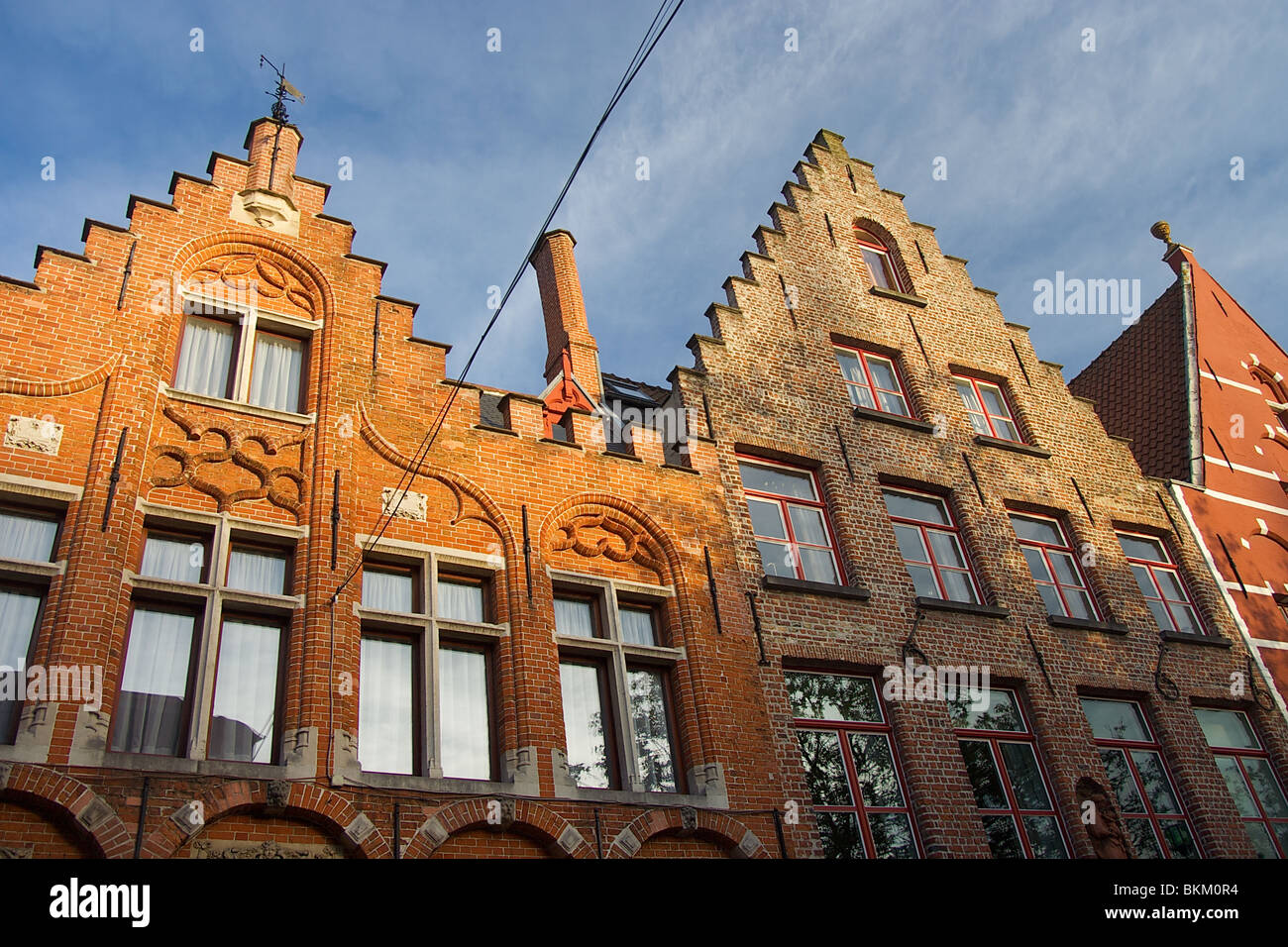 Nel tardo pomeriggio la luce solare contro il gradino medioevali tetti di Bruges Belgio Foto Stock