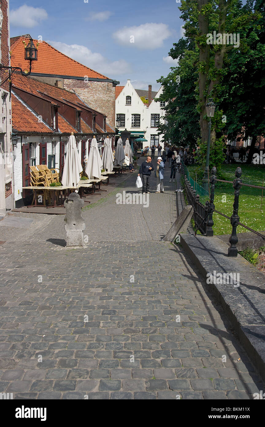 Una vista verso il basso un passaggio pedonale nel centro storico di Bruges, Belgio Foto Stock