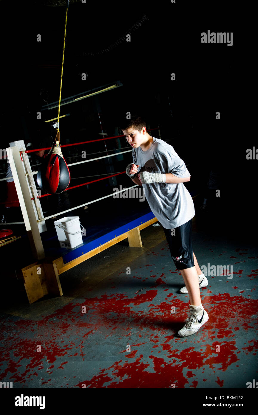 Boxer professionale in una palestra di inscatolamento Foto Stock