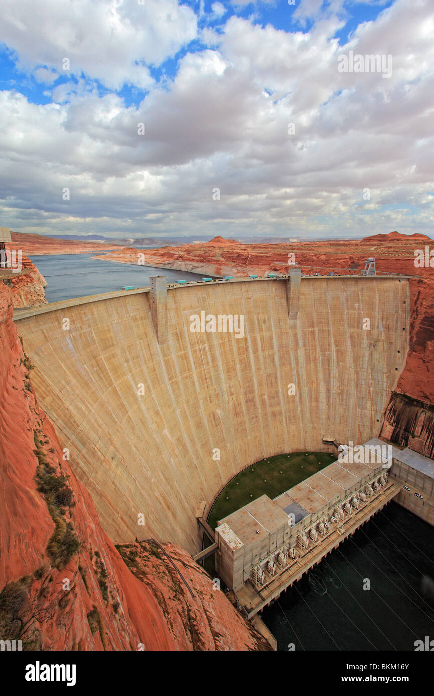 Glen Canyon Dam in Pagina, Arizona con il lago Powell visibile dietro la parete della diga Foto Stock
