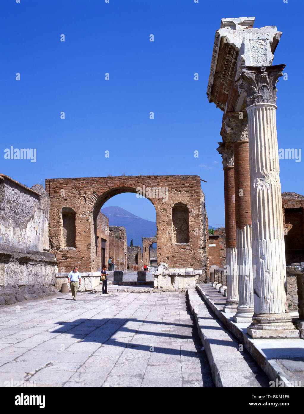 Il Forum mostra Arco celebrativo, Antica Città di Pompei, Pompei, Città Metropolitana di Napoli, Regione Campania, Italia Foto Stock