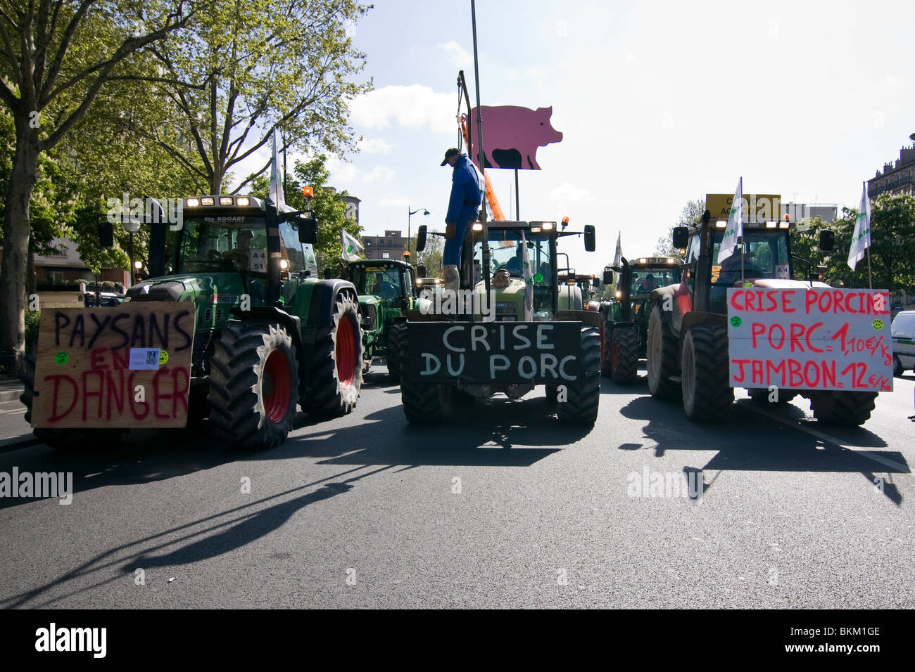 Gli agricoltori francesi hanno spinto centinaia di trattori per le strade di Parigi durante una manifestazione di protesta contro il peggioramento delle condizioni economiche. Foto Stock