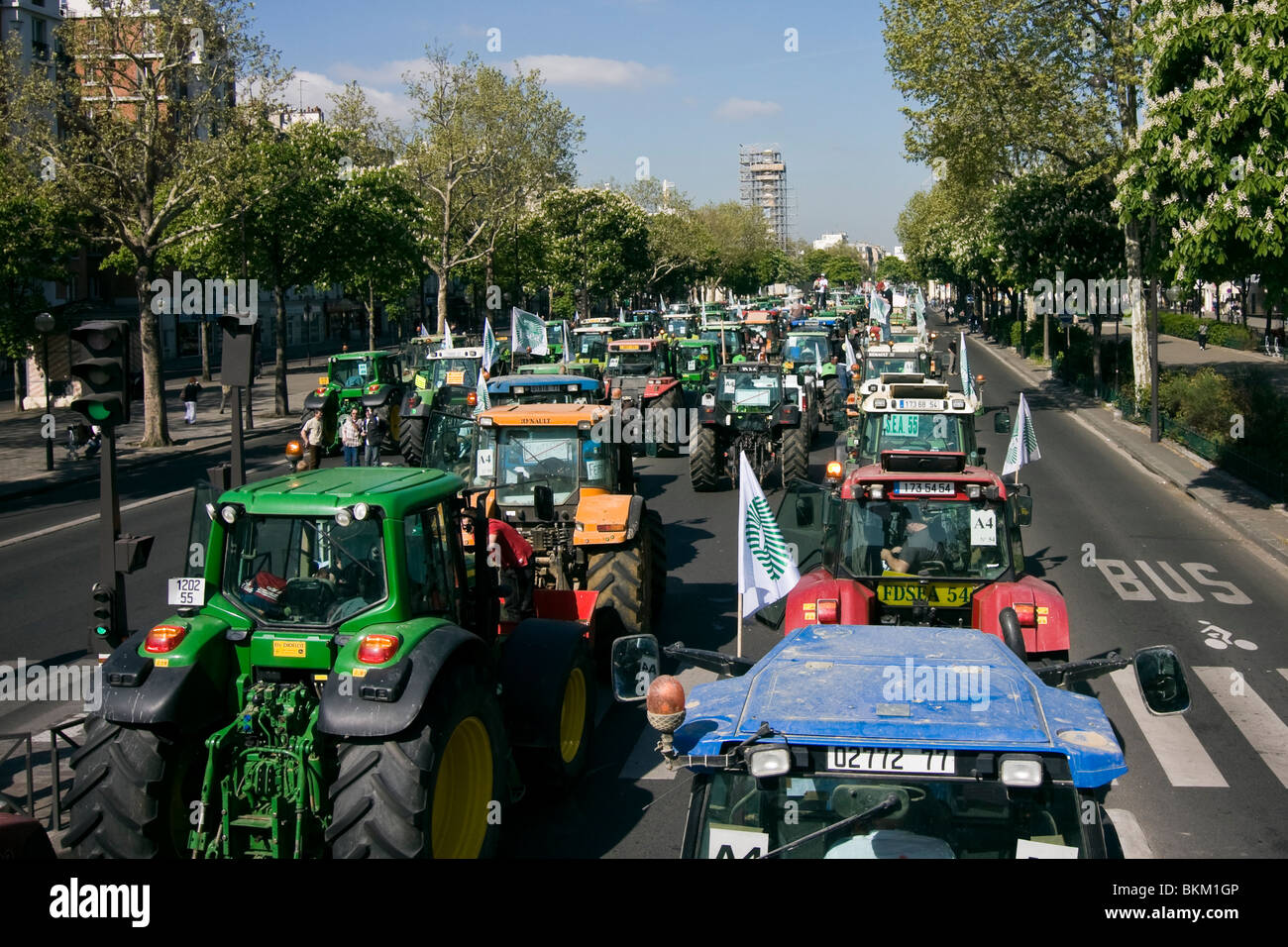 Gli agricoltori francesi hanno spinto centinaia di trattori per le strade di Parigi durante una manifestazione di protesta contro il peggioramento delle condizioni economiche. Foto Stock