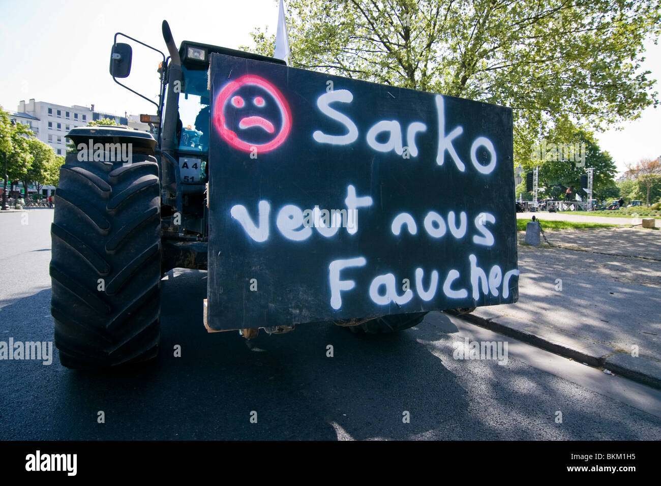 Gli agricoltori francesi hanno spinto centinaia di trattori per le strade di Parigi durante una manifestazione di protesta contro il peggioramento delle condizioni economiche. Foto Stock