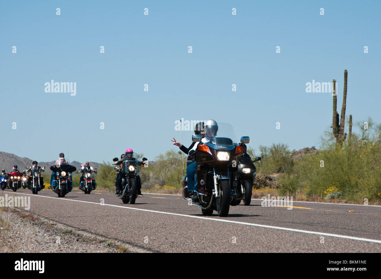 Motocicli il viaggio su una strada che attraversa il deserto Foto Stock