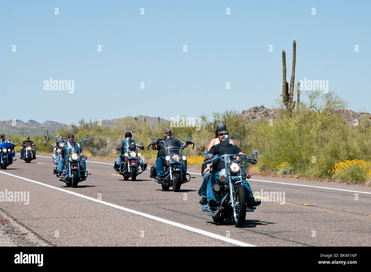Motocicli il viaggio su una strada che attraversa il deserto Foto Stock