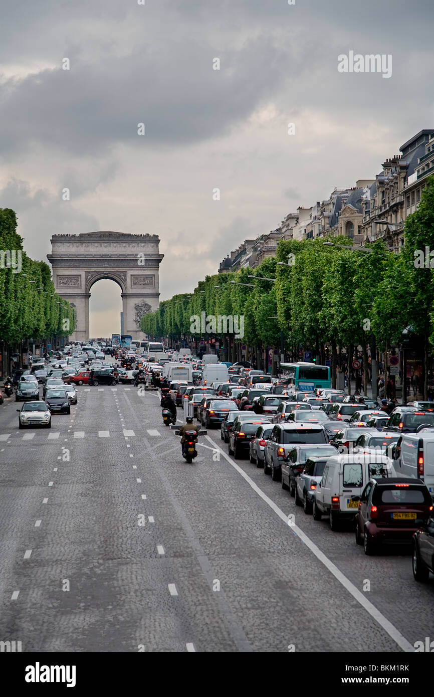 Questo è l'Arc de Triomphe visto da Avenue des Champs Elysées sotto le nuvole scure in Parigi Francia. Foto Stock