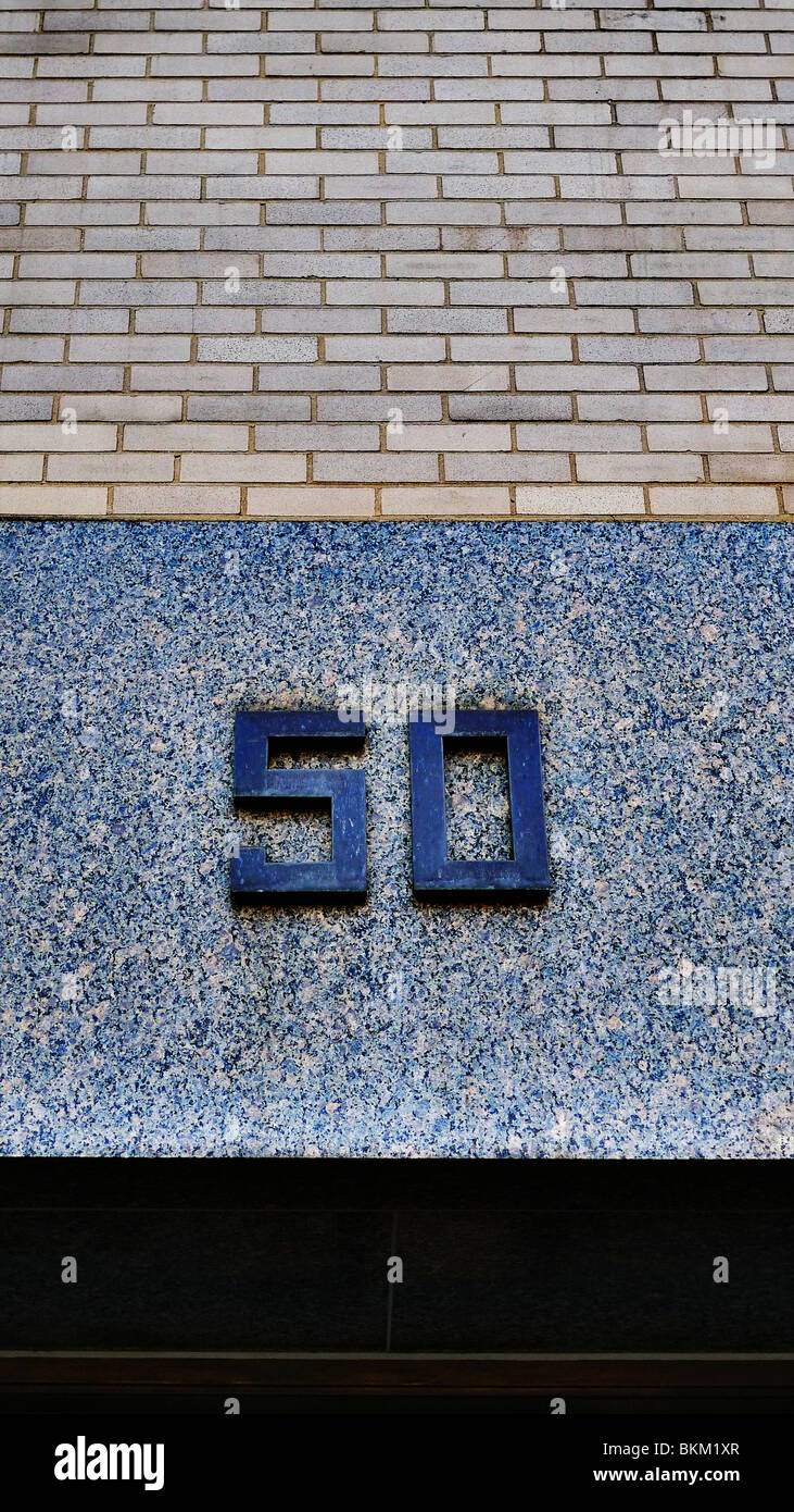 Il numero di indirizzo cinquanta su un muro di pietra. Foto Stock