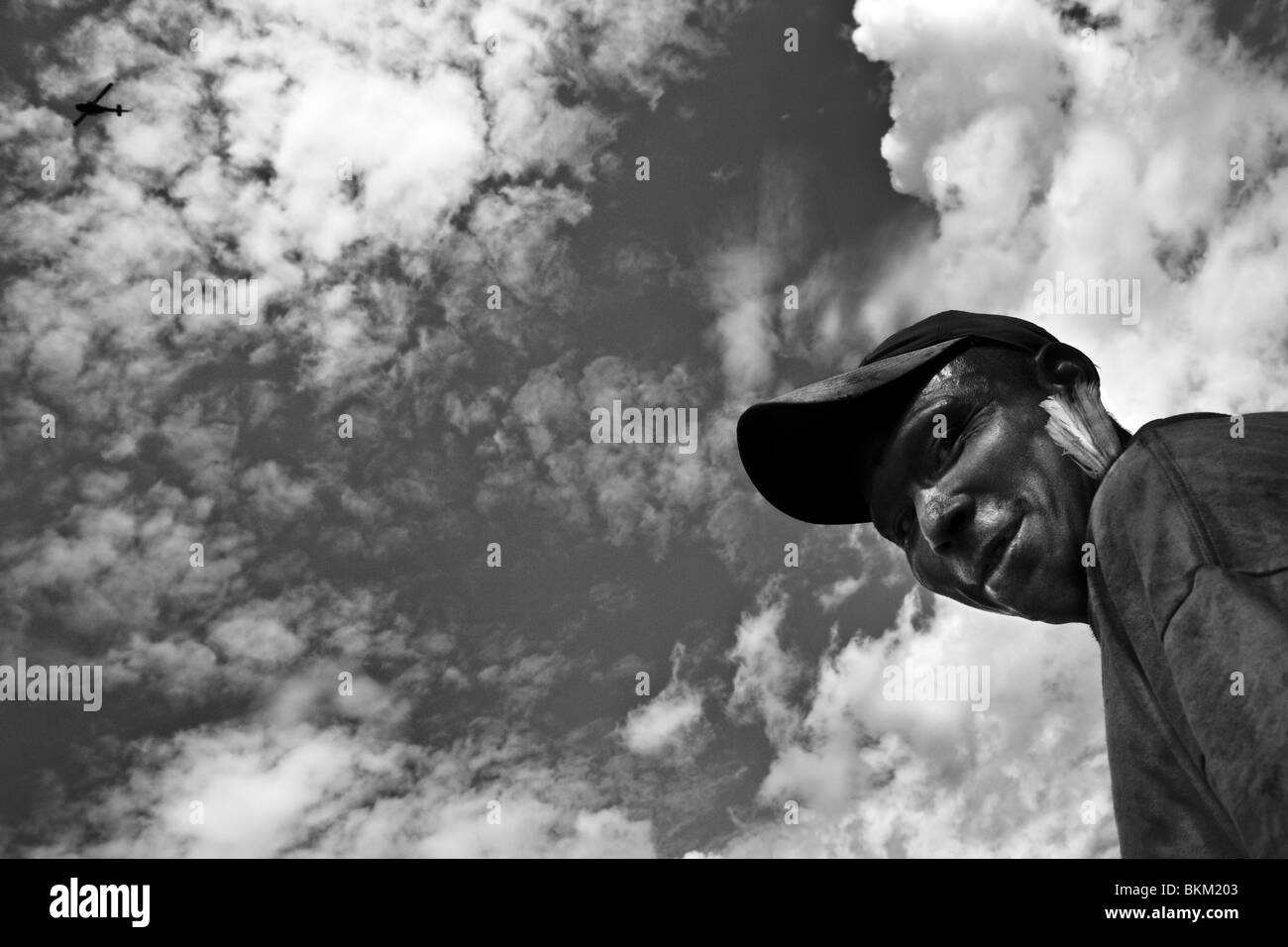 Un uomo Nukak guardando un elicottero della polizia colombiana sorvolare l'insediamento vicino a san jose del guaviare, Colombia. Foto Stock