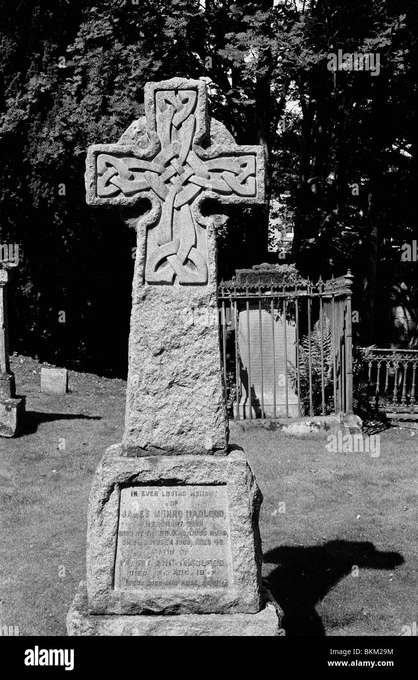 Croce celtica nel cimitero di Tain, vicino Duthac st. Foto Stock