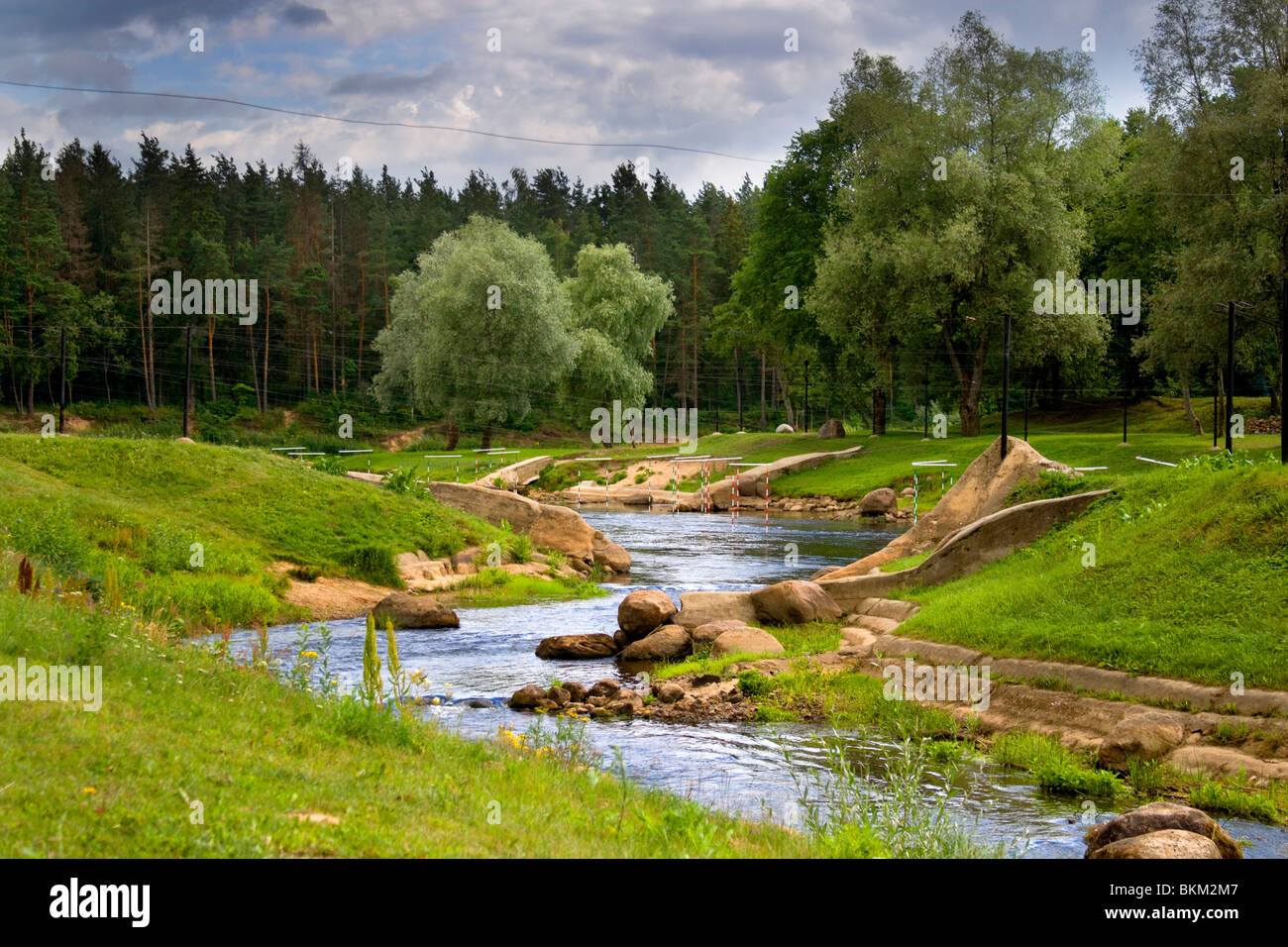 Bellissimo Parco naturale in un giorno di estate in città di Valmiera, Lettonia Foto Stock