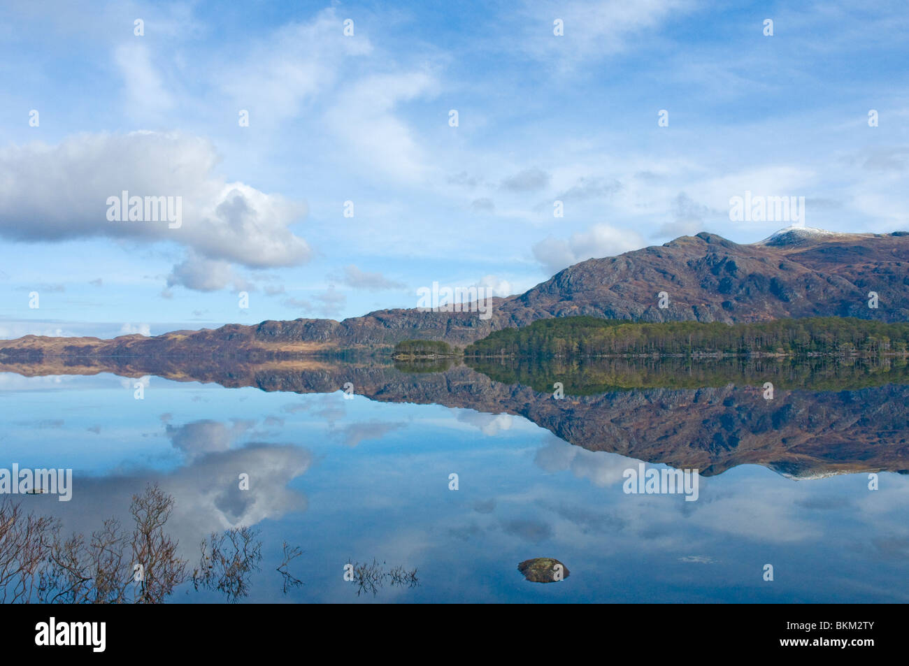 Riflessioni sul Loch Maree a Slattadale nr Kinlochewe Ross & Cromarty Highland Scozia Scotland Foto Stock