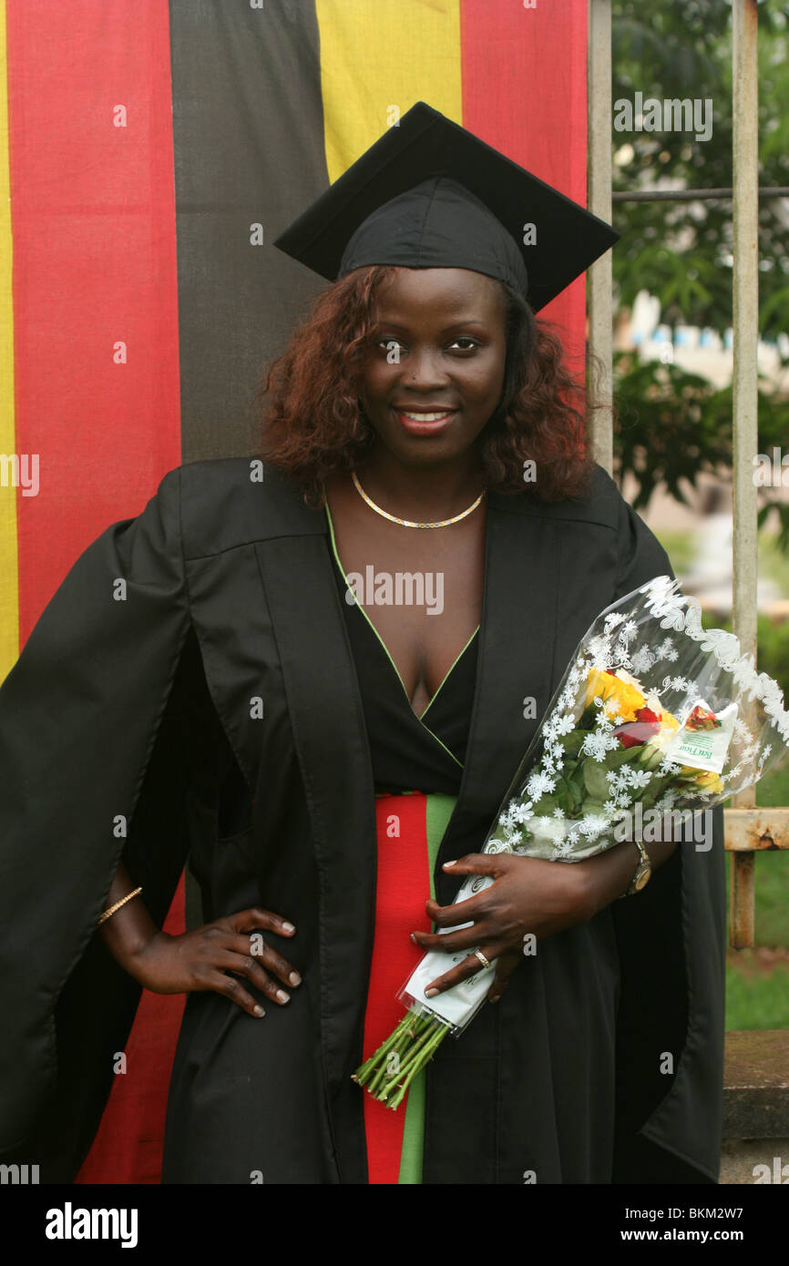 Un giovane laureato ugandese alla sua cerimonia di laurea Foto Stock