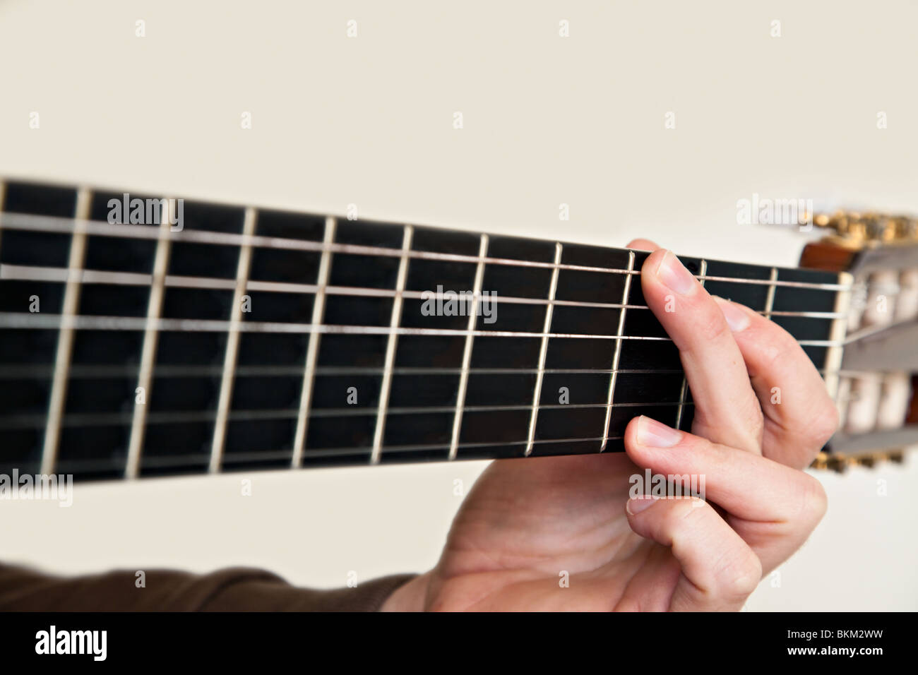 Stringa di nylon la chitarra classica da vicino con la mano sinistra  diteggiatura corda G Foto stock - Alamy