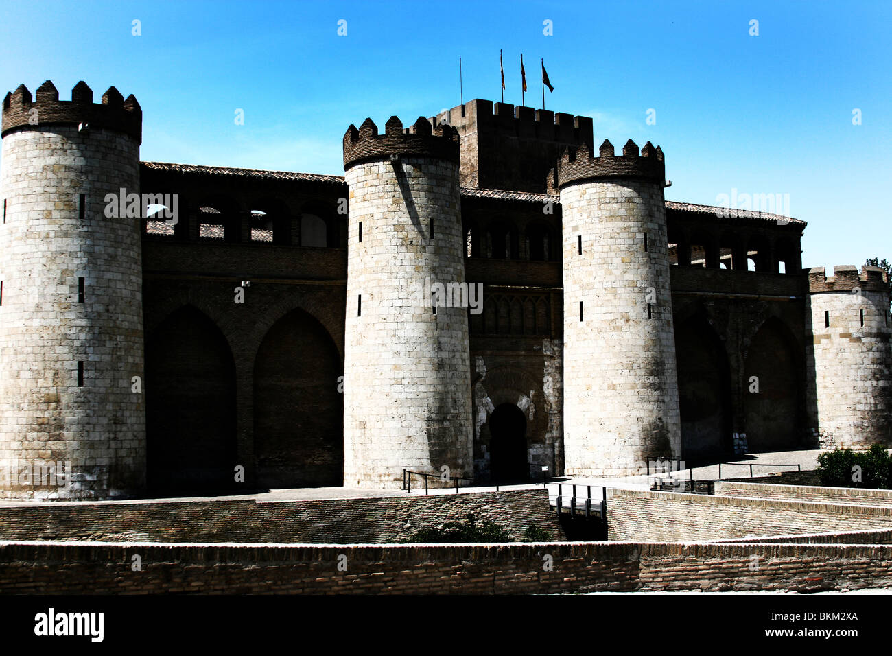 Ampio castello moresco chiamato il Castillo de la Aljafería, i più importanti edifici in stile moresco nel nord della Spagna Foto Stock