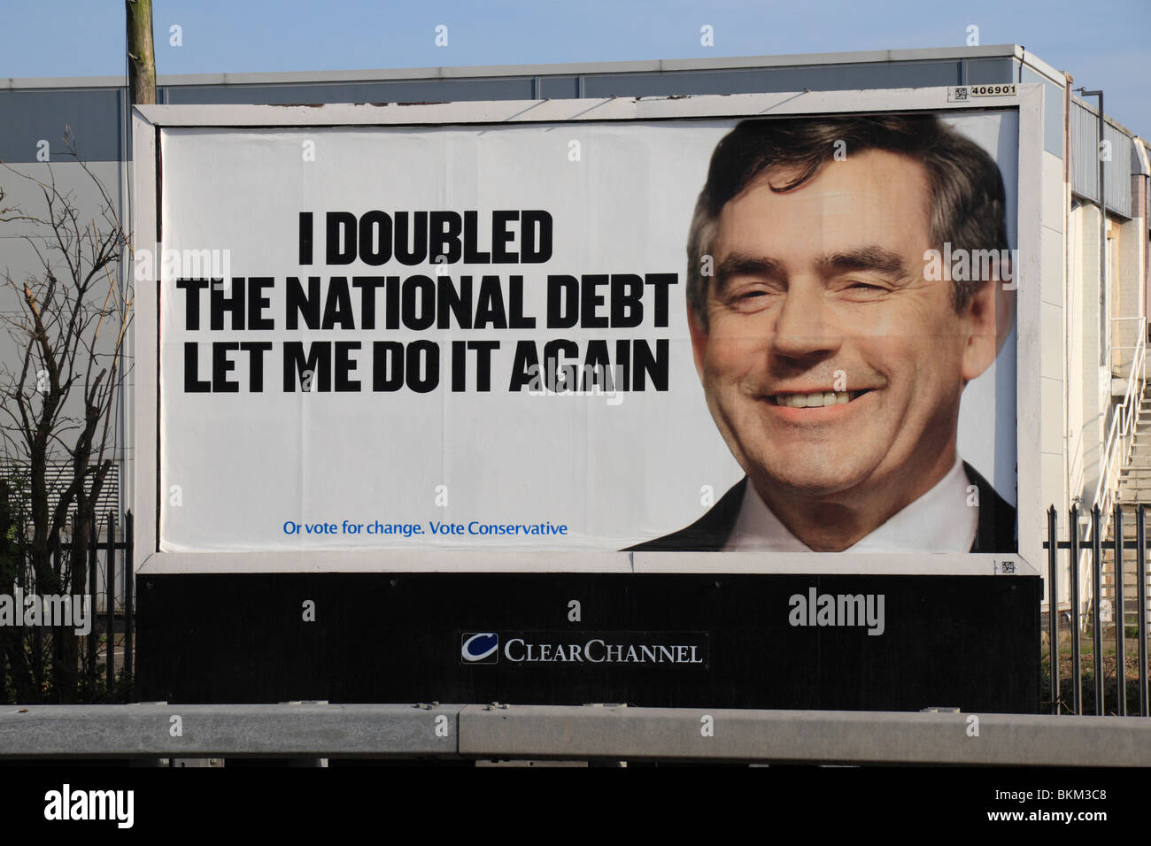 Un partito conservatore elezioni generali di maggio 2010 poster (criticando Gordon Brown) sul display nella zona ovest di Londra, Regno Unito. Foto Stock
