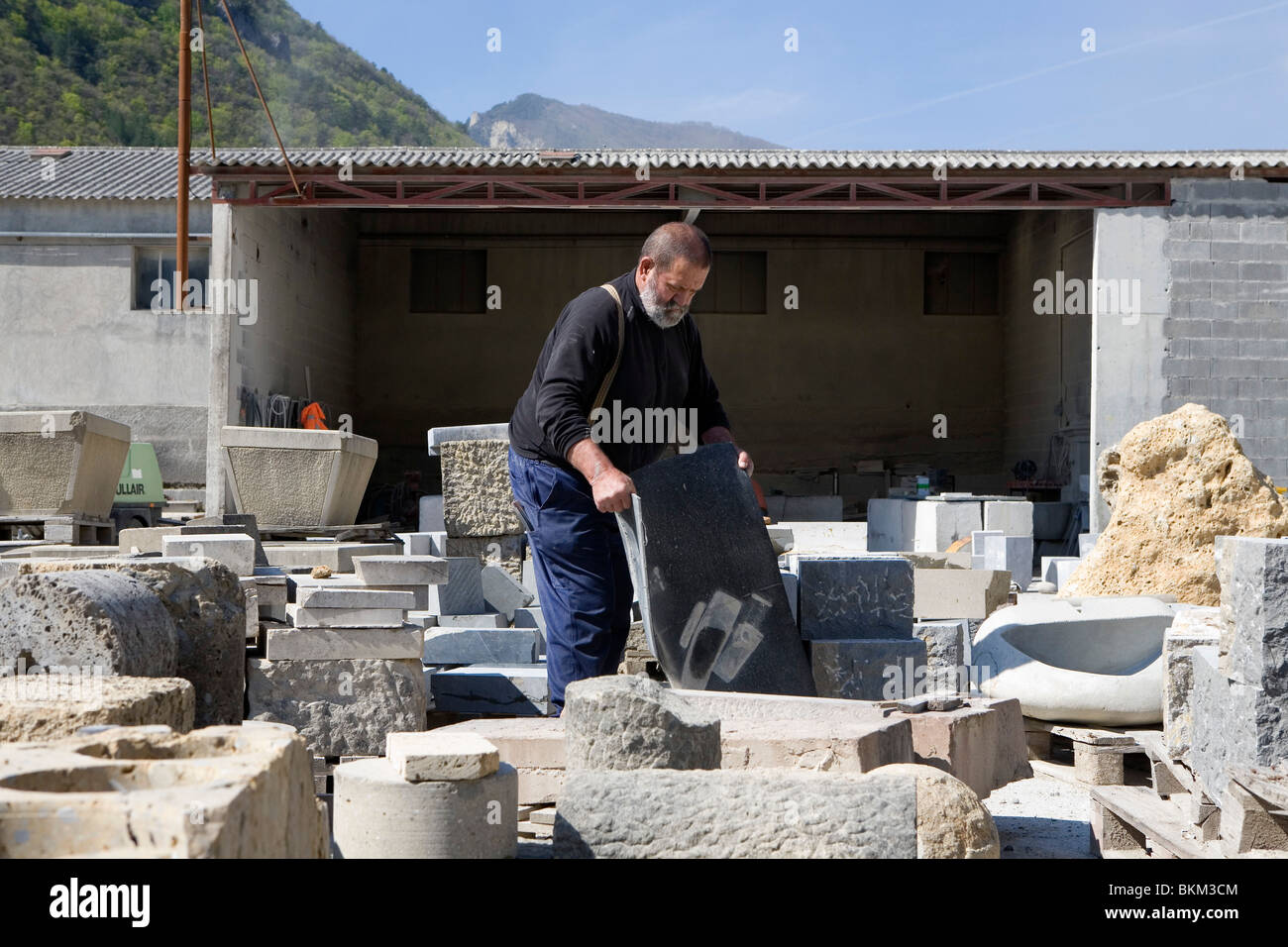 Pierre, uno scalpellatore, dimostra il suo commercio nella sua bottega alla cava di Entrevaux, sulle Alpi francesi Foto Stock