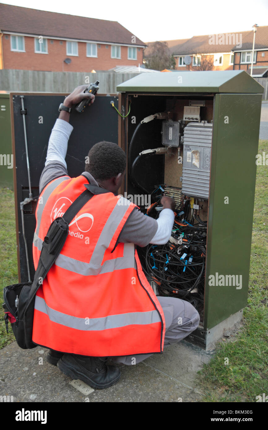Un supporto vergine engineer il collegamento di un servizio telefonico a una proprietà in Hounslow, Regno Unito. Foto Stock