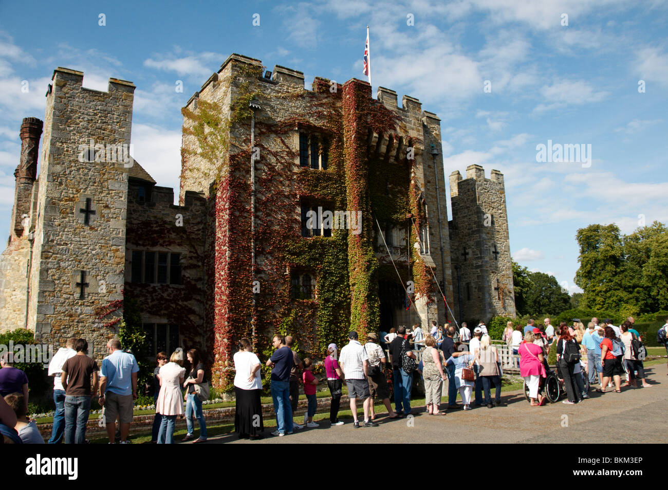 Un inglese un castello medievale con una linea di persone in attesa di andare all'interno Foto Stock