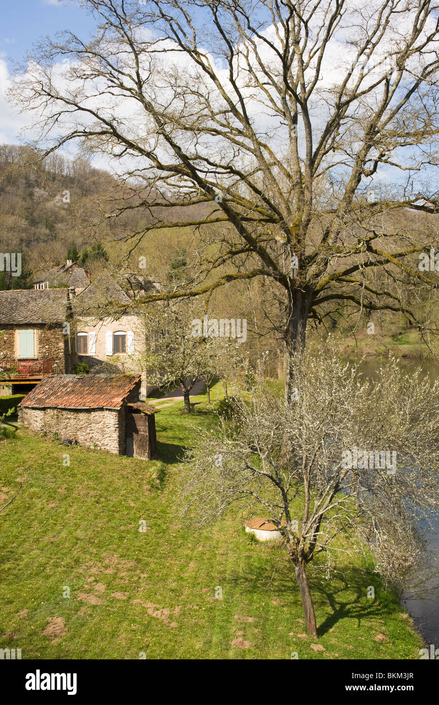 Una fila di case dal fiume Viaur presso il villaggio di Port-de-la-Besse Aveyron Francia Foto Stock