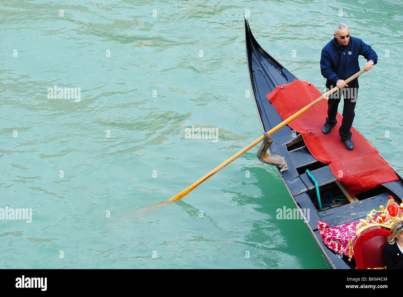 Gondola passando sotto il ponte dell'Accademia, Grand Canal, Venezia, Italia Foto Stock