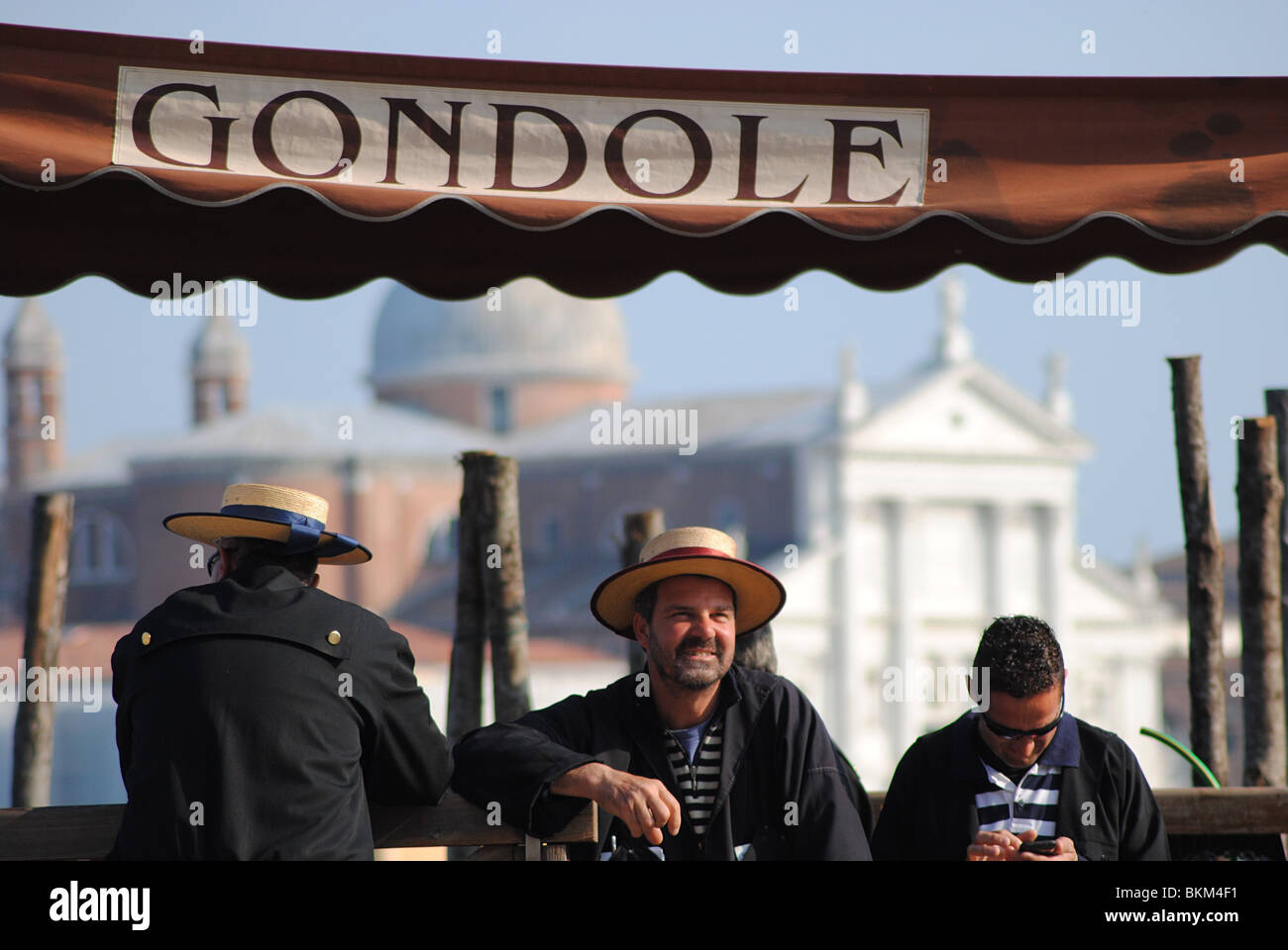 Gondolieri attendere per affari Venezia, Italia Foto Stock
