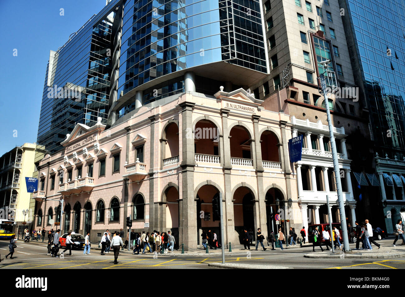 Moderni e antichi edifici, Ultramarino National Bank, Macau, Cina Foto Stock