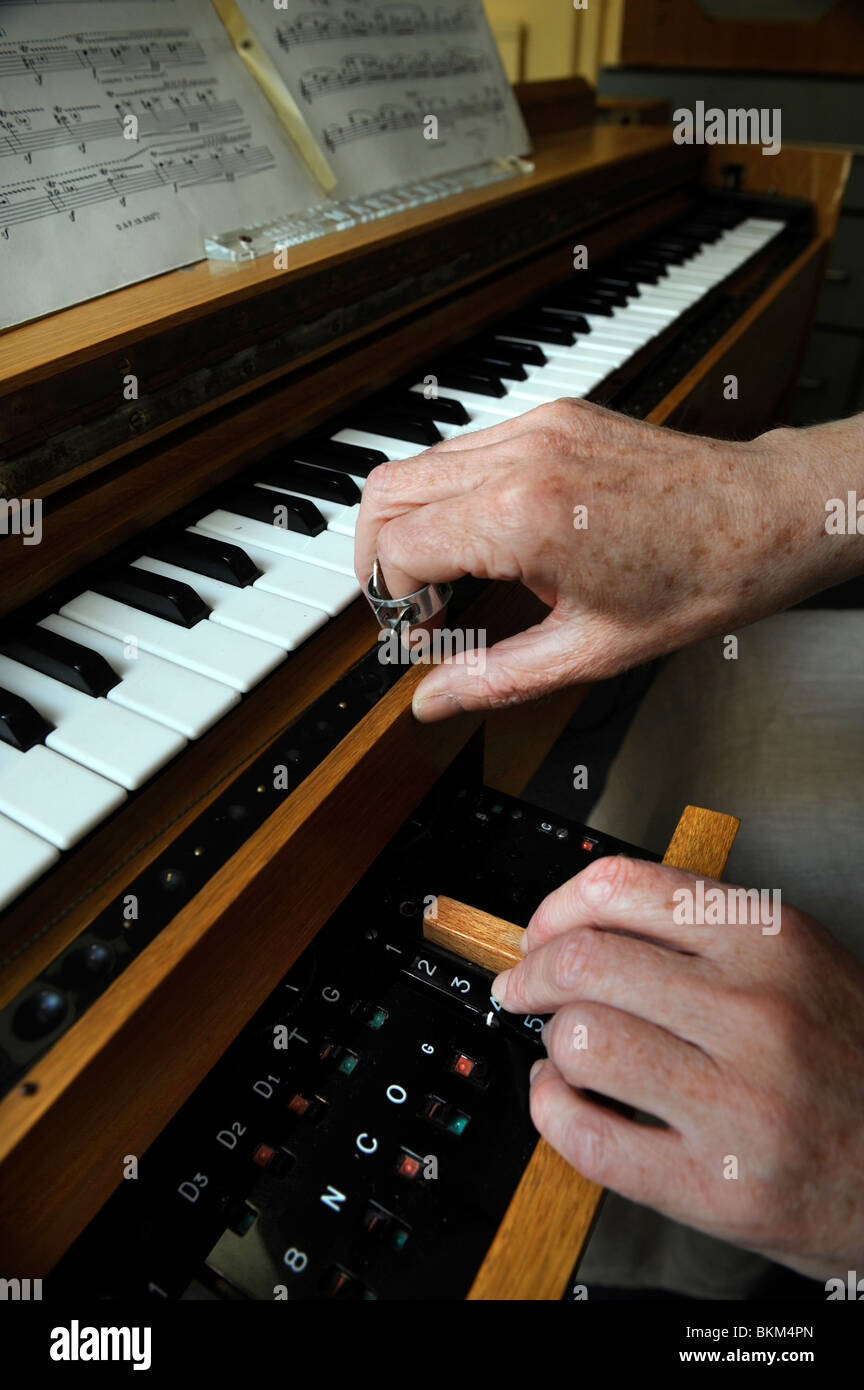 Dettaglio di Cynthia mugnai mani - un esperto a giocare il ondes Martenot - Symphony Hall Birmingham Maggio 2008 Foto Stock